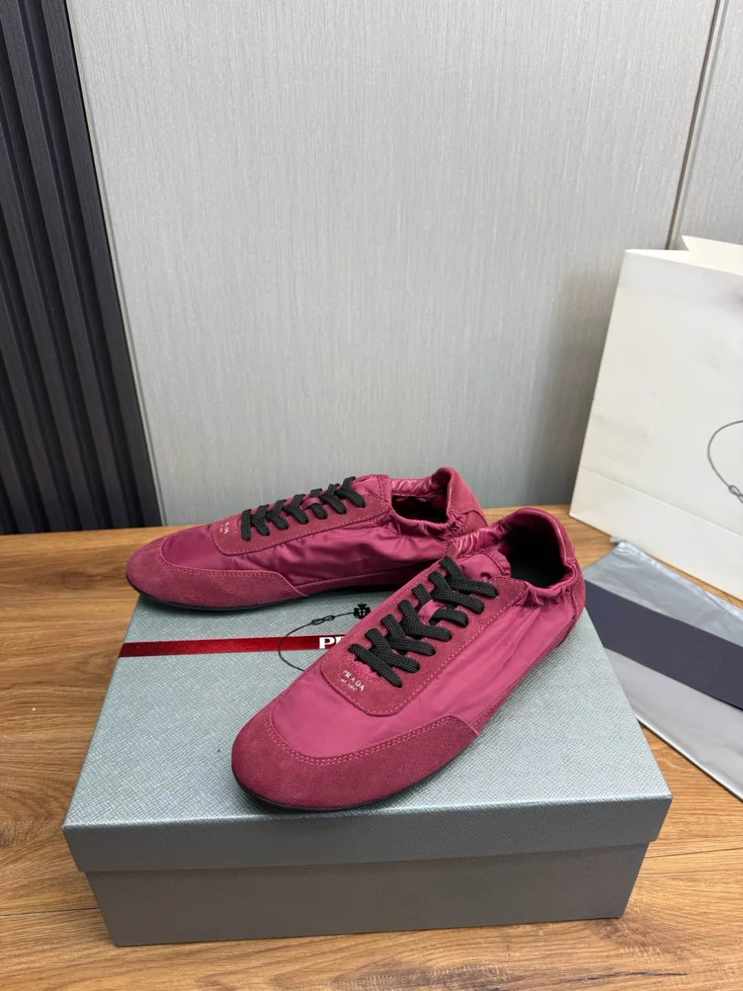 Men's Shoes💰500💰Men's PRADA 2025 Early Spring Collapse New Sports Shoes Moral Training Shoes Collapse's name comes from the fact that it can be easily put on and taken off with bare hands ~ The light and comfortable features create a more relaxed and casual look, and the side elastic design can be worn twice! Super comfortable catwalk sneakers, as thin and light as ballet slippers, as comfortable as sneakers, comfortable and super light on the feet. Fabric: frosted cowhide leather spliced ​​with nylon cloth, cowhide foot pads, men's size 38-45